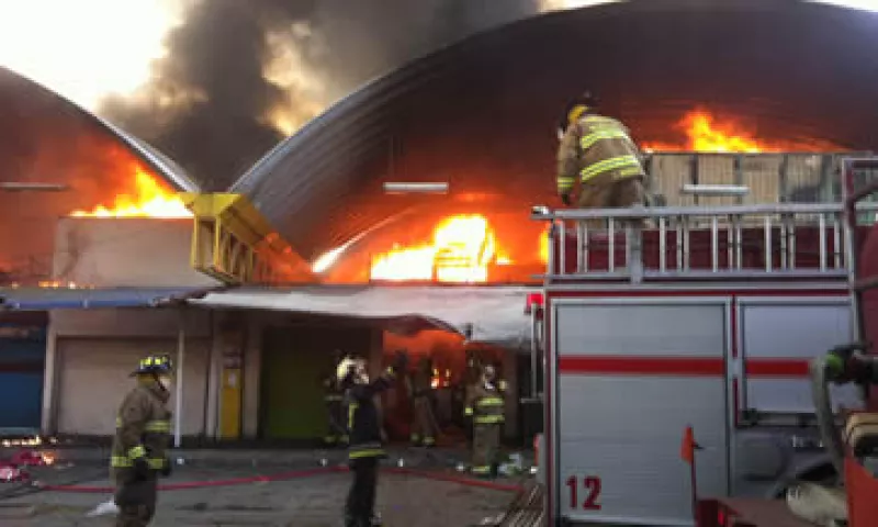 El incendió afectó 3,000 metros cuadrados de la Central de Abasto. (Foto: Cuartoscuro )