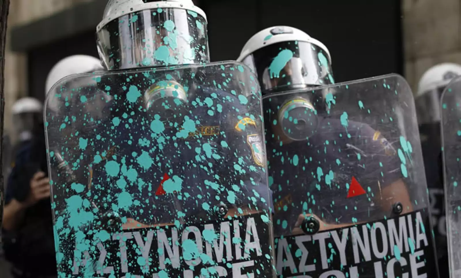 Cerca de 7,000 policías vigilan la seguridad en Atenas durante la visita de Angela Merkel.