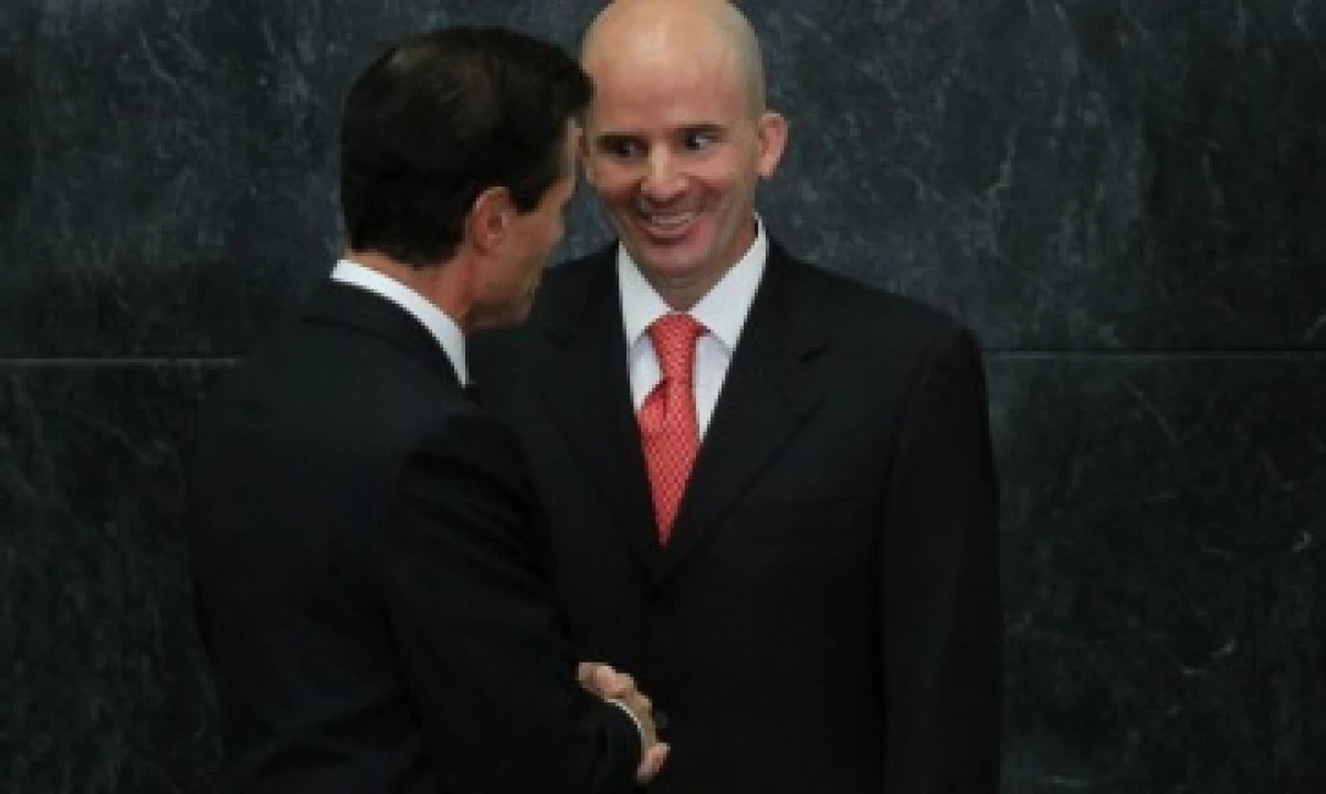 González Anaya recibe la felicitación de Peña Nieto en la ceremonia de presentación este lunes (Foto: Cuartoscuro)
