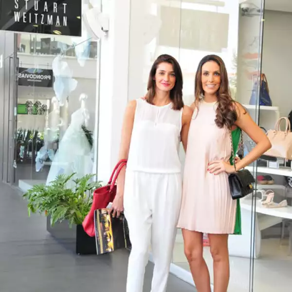 Mariana Padilla y Bibiana Hernández Moragrega, ambas eligieron colores claros y ad hoc a la temporada.