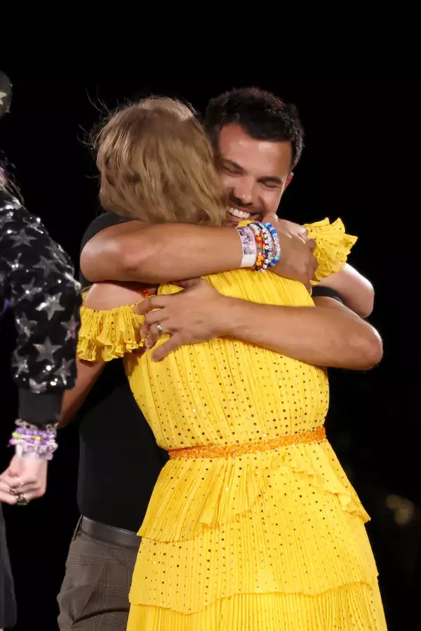 ?url=https%3A%2F%2Fcdn 3.expansion.mx%2Fd3%2F10%2F94a4a4114edeb22035d150747c8a%2Ftaylor swift y taylor lautner se reencuentran en concierto 1 - Taylor Swift y Taylor Lautner, se abrazan en emotivo reencuentro