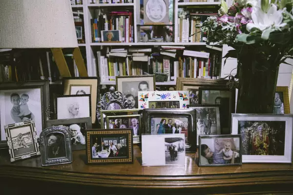 La mesa de retratos en la casa. de Elena Poniatowska. 