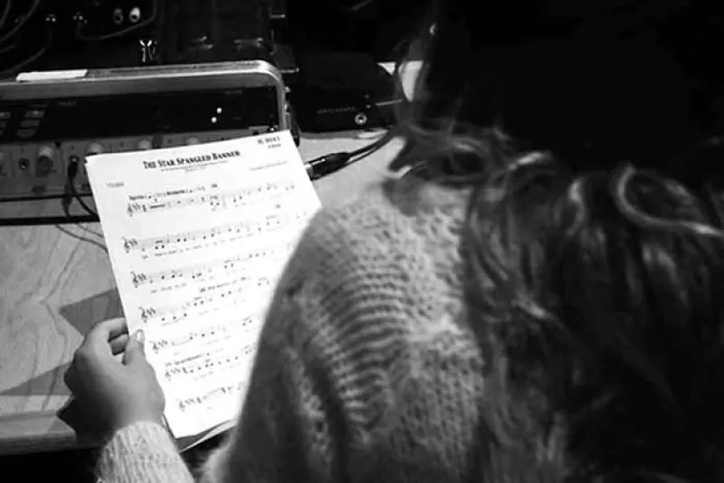 La cantante publicó en su página oficial algunas imágenes en las que podría haber estado grabando el himno nacional de Estados Unidos.