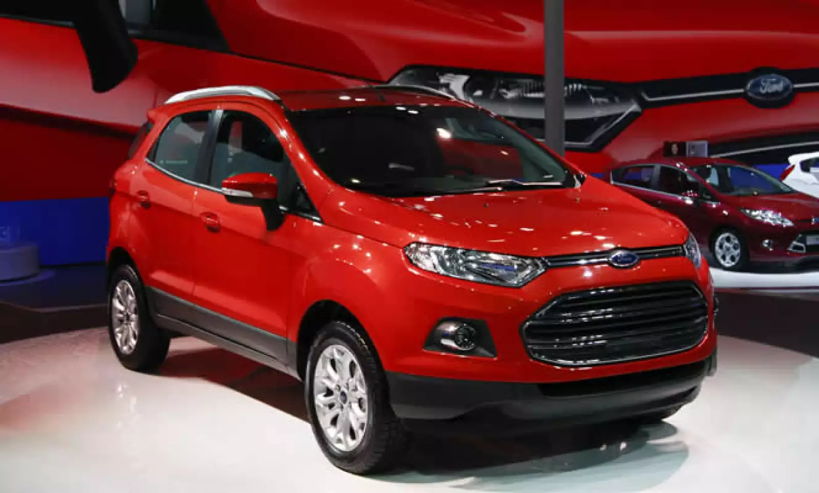 Ford Motor Co. presentó por primera vez su más reciente camioneta deportiva, la EcoSport, de tamaño reducido, diseñada para aventureros urbanos y tiene un motor de un litro.