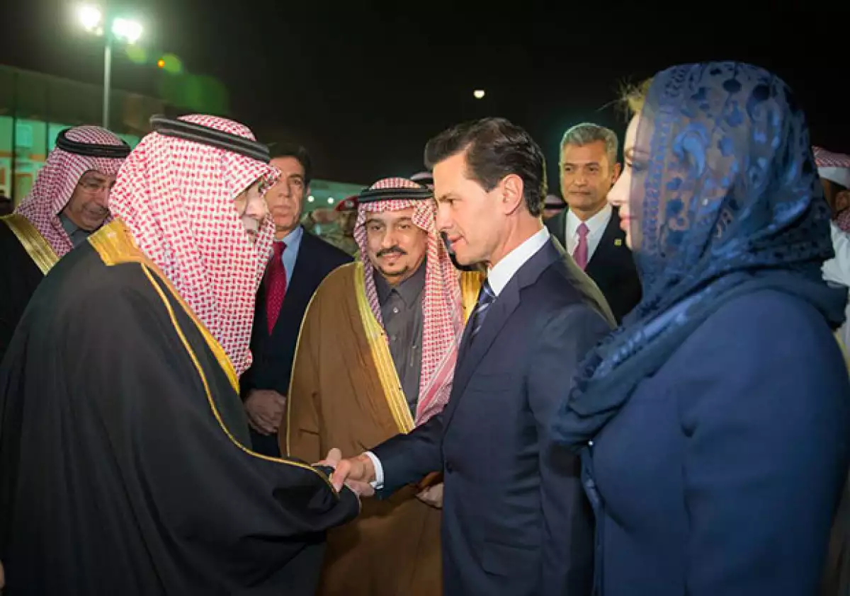 Como parte de la gira de Enrique Peña Nieto por Medio Oriente, la primera dama ha tenido que llevar el código de vestimenta de esos países.