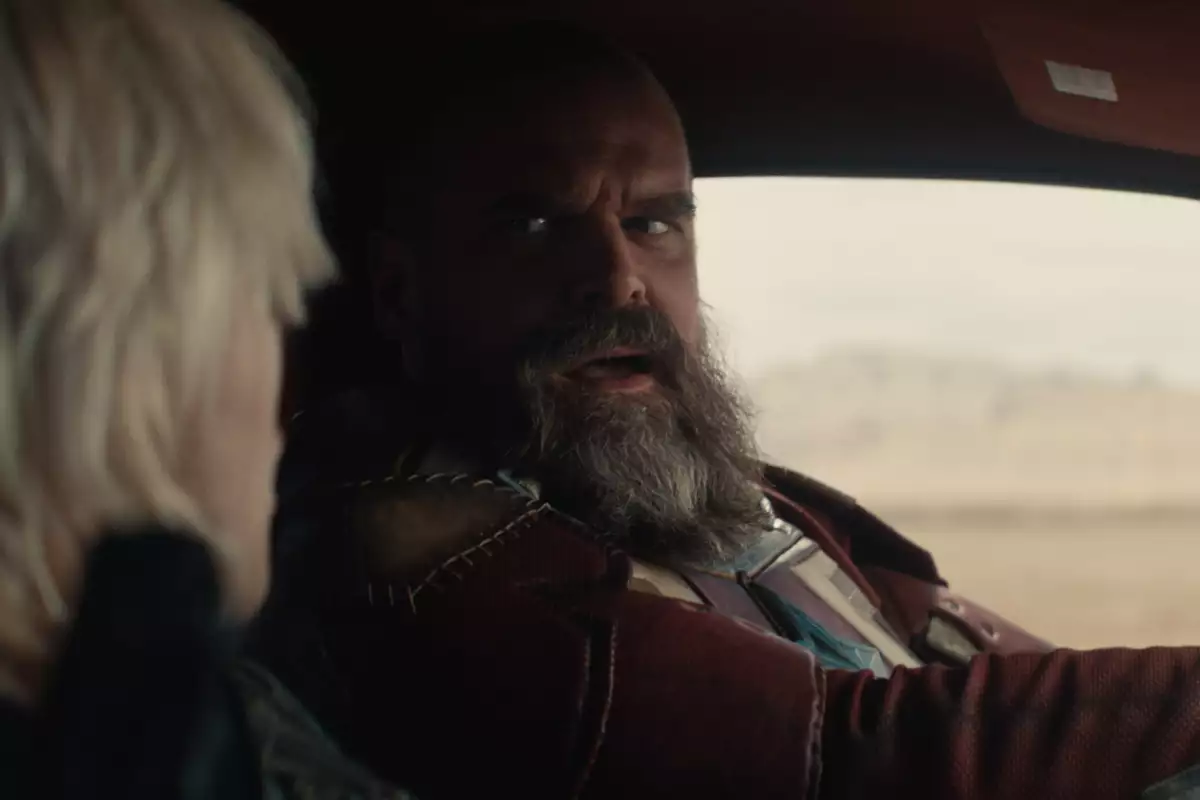Foto de David Harbour en una escena de la película Thunderbolts*, acompañado de Florence Pugh mientras conduce un automóvil.