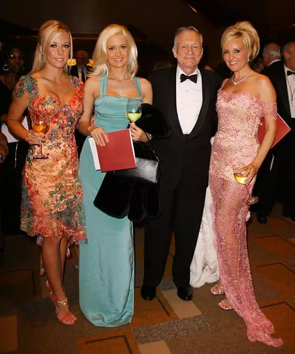 Aunque todo parecía diversión en la casa, Holly relata que era obligada a tener relaciones con Hugh. En esta imagen aparece vestida de verde.