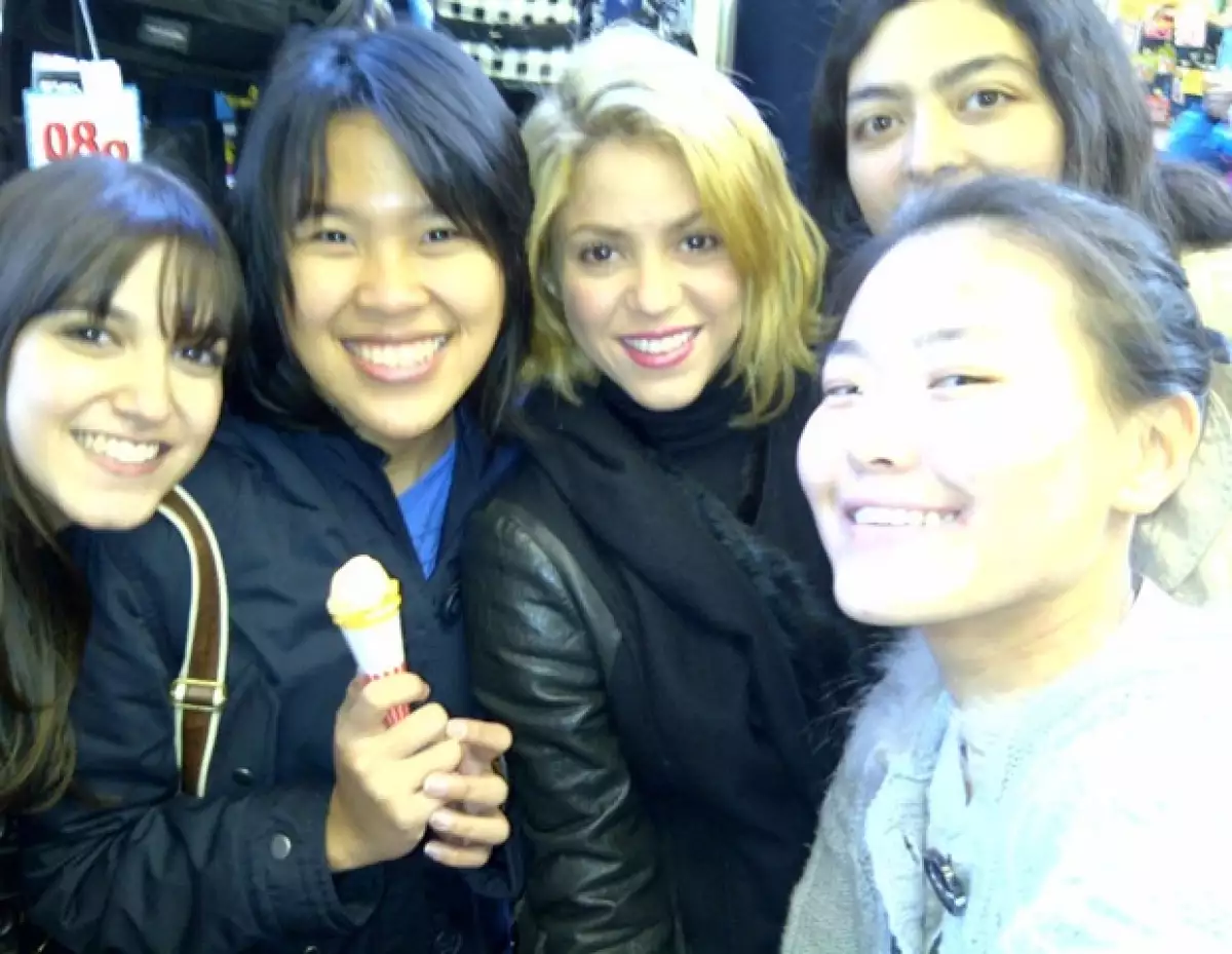 Shakira demostró que es mundialmente conocida, al posar con unas fans japonesas.