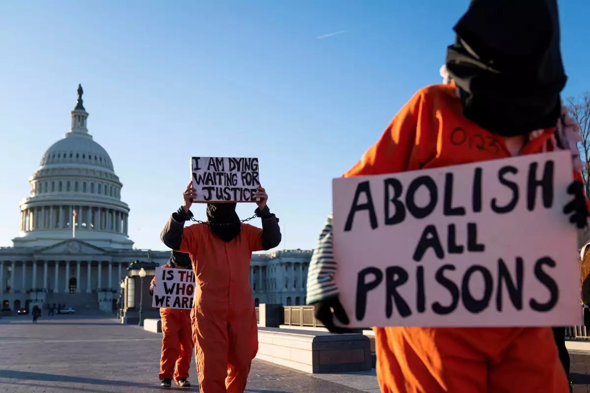 Un grupo de personas vestidas como prisioneros protestan en el campo de detención de la Bahía de Guantánamo frente al Capitolio de los EE. UU. en Washington, D.C., Estados Unidos, el 9 de enero de 2023.