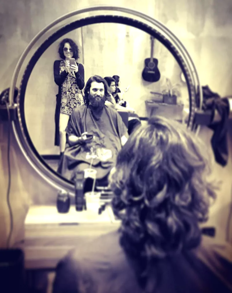 La actriz publicó en Instagram una foto del momento de la transformación de Kenneth Sigman, que ocurrió a finales de marzo. Ahora ya podemos ver el "después".