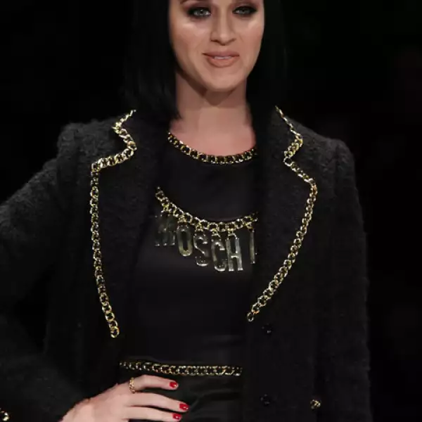 Katy Perry llegó 50 minuntos tarde a la pasarela de Moschino, que no podía empezar sin ella. A su llegada fue recibida con abucheos y pasó un momento realmente incómodo.