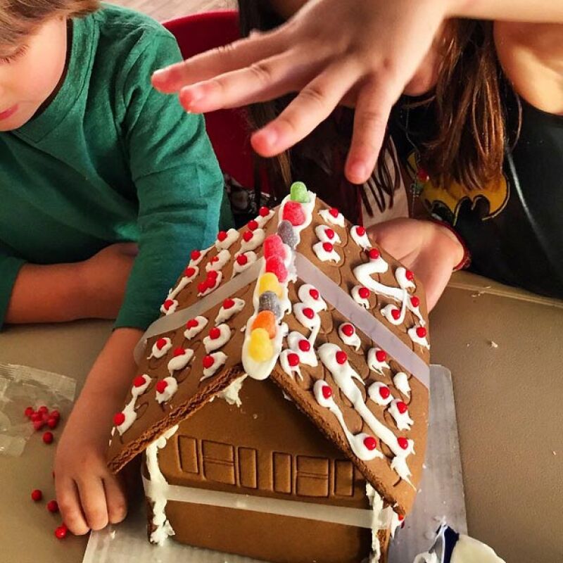 La cantante preparó varias cosas alusivas a la Navidad en compañía de sus hijos, Matthew Alejandro y Sabrina Sakaë.