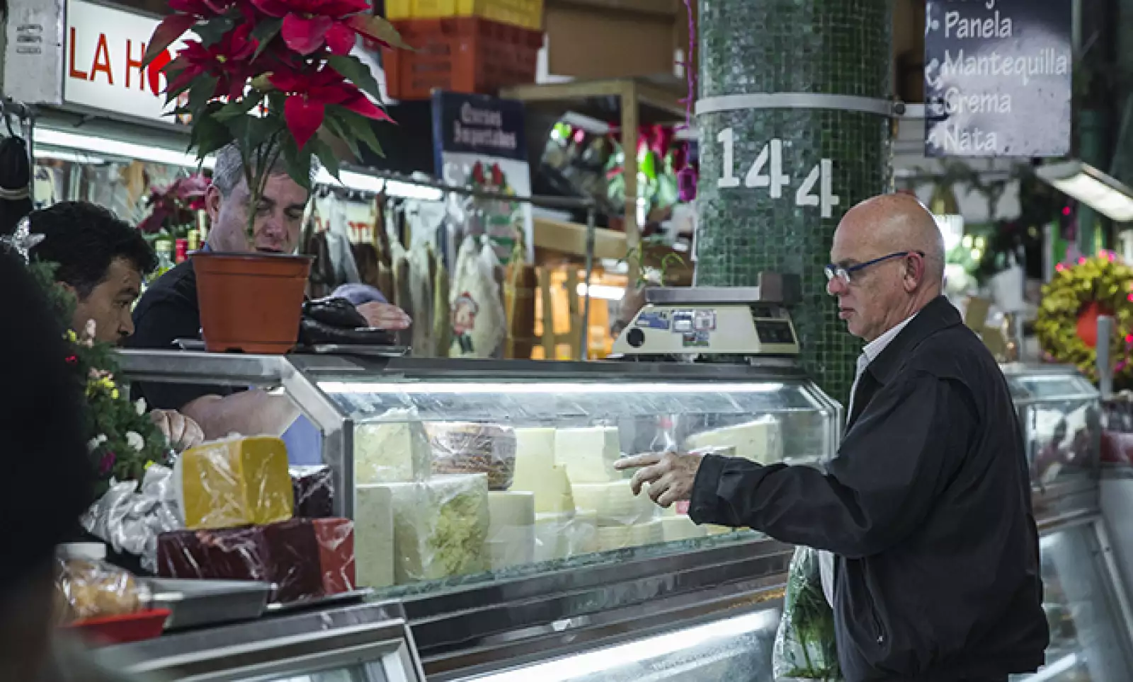 A unas horas de que llegue la Navidad, los consumidores mexicanos compran lo necesario para deleitar a sus familiares. Una cena española con mariscos para 12 personas, cuesta 415 pesos por cada invitado.