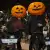 ciclistas con cascos de calabaza participan en el paseo nocturno de dia de muertos