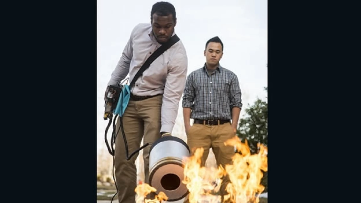 Seth Robertson (izquierda) y Viet Tran prueban su invención que combate las llamas con sonido
