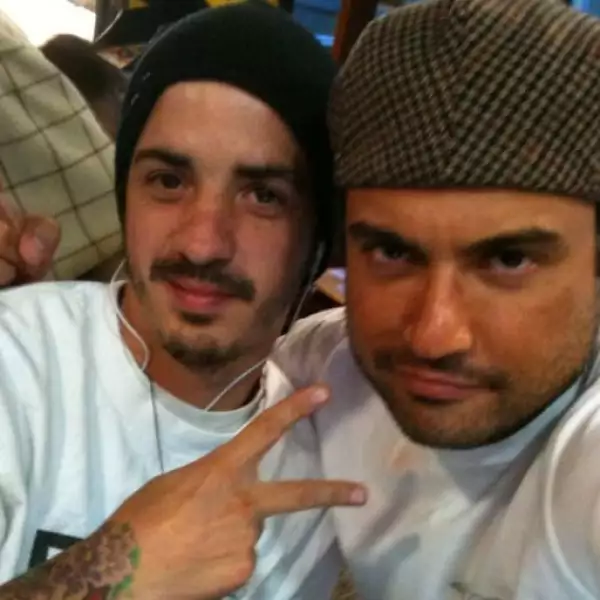 ‘Con 1 d los mejores skaters del mundo @barreramax, chequen www.warcousa.com un honor conocerlo!’ expresó Jaime Camil en su Twitter.