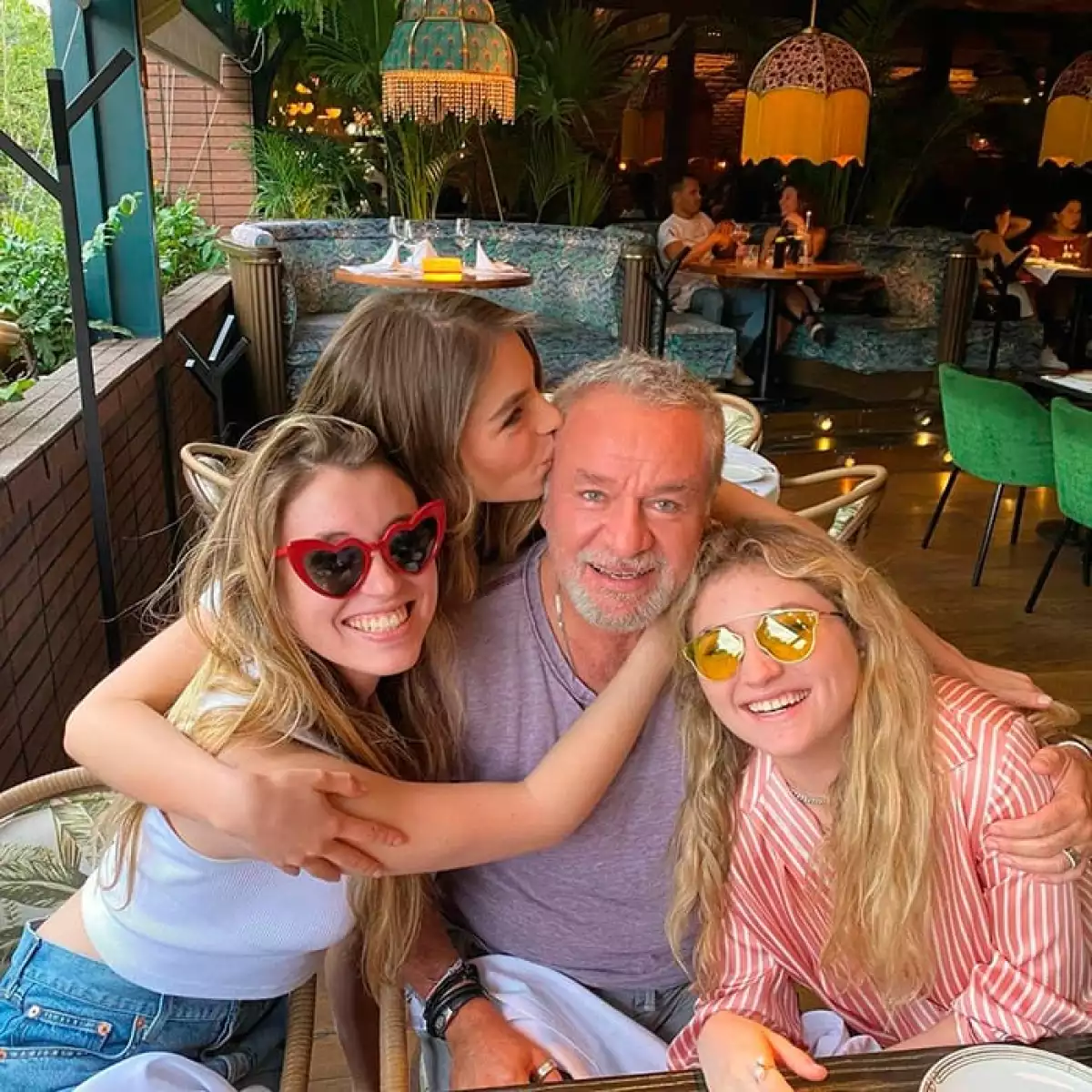 Regina, Sofía y Fernanda con su papá  José Alberto 'El Güero' Castro
