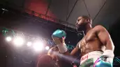 Foto de Floyd Mayweather desde una perspectiva de abajo hacia arriba, él se prepara en el ring previo a la pelea contra Logan Paul en 2021.