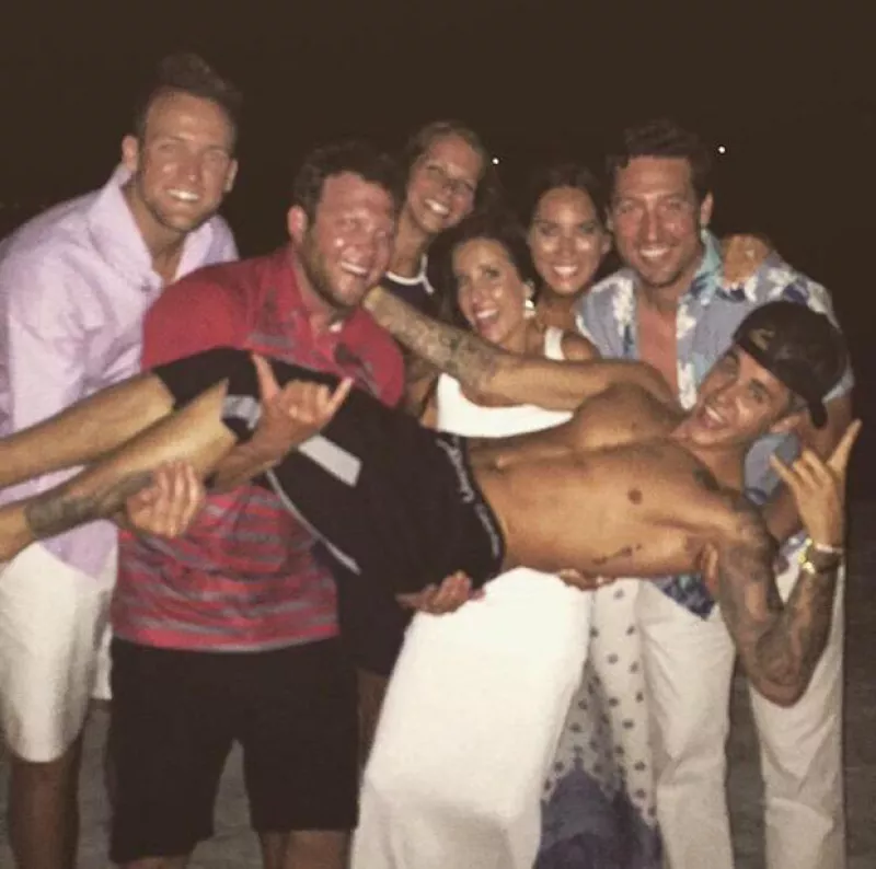 Durante su viaje por Bora Bora, el astro canadiense hizo de la luna de miel de unos recién casados, algo realmente especial.