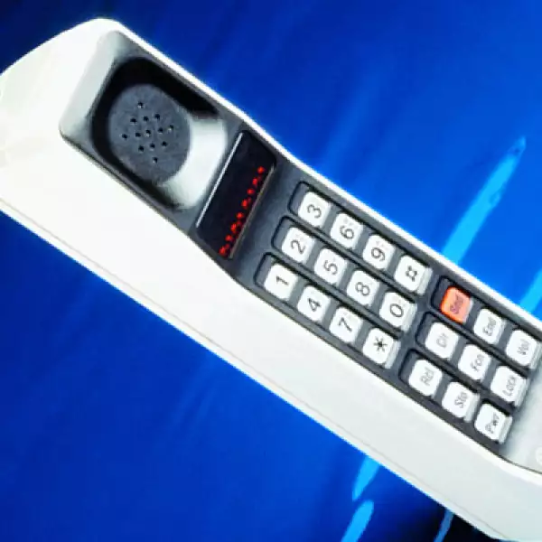 Aunque a finales de la década de 1970 existían servicios de radiotelefonía para automóviles, su costo limitaba su uso a millonarios y personas muy importantes. En 1989 comenzó en la Ciudad de México el servicio de aparatos portátiles. Modelos como la seri