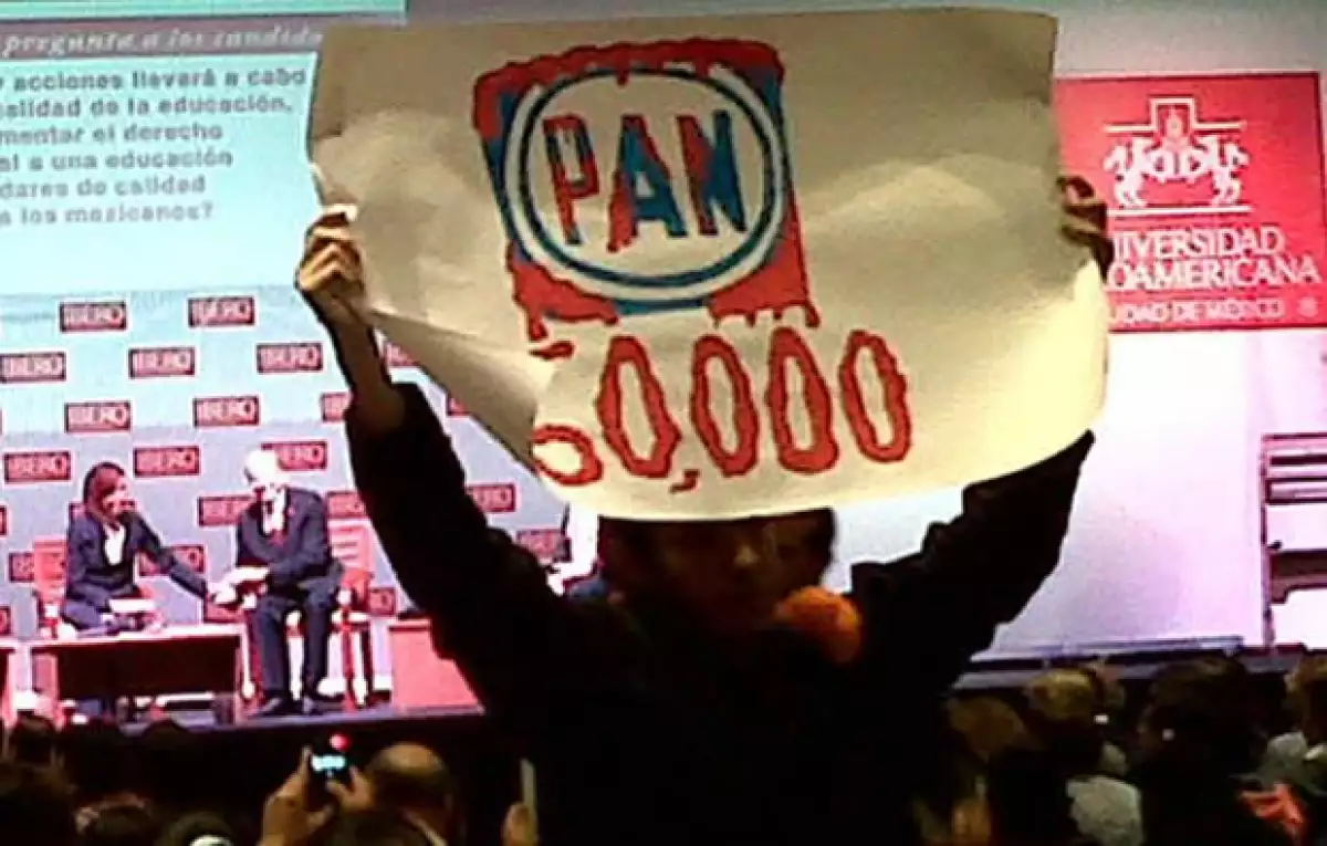 Estudiantes de la Universidad Iberoamericana prepararon una bienvenida a Josefina Vázquez Mota... con pancartas de protesta.