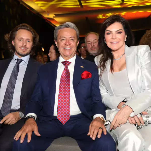 Juan Carlos , Carlos y Mariana Peralta  