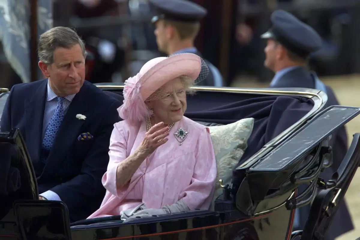 Príncipe Carlos y la Reina Madre