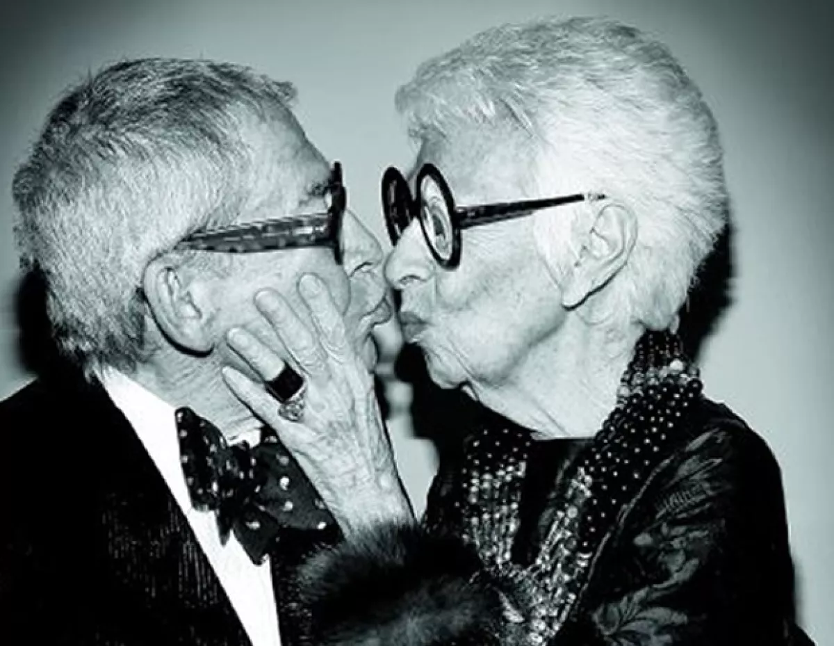 Iris y su esposo, quien cumplirá en agosto un año de muerto.