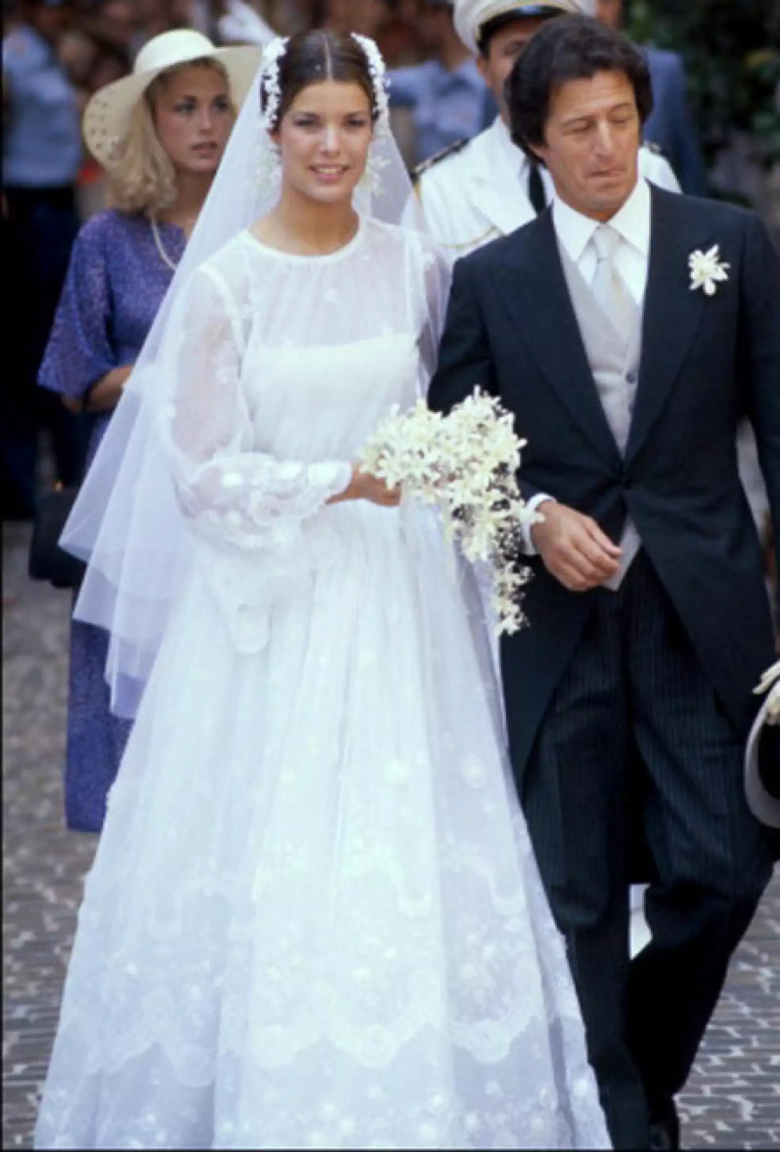 La hermana del príncipe Alberto se casó por primera vez con Phillippe Junot en 1978 (se divorció dos años después), para el enlace ella eligió un vestido Christian Dior.