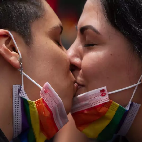 Una pareja de mujeres se besó durante la Marcha Lencha en la Glorieta de Insurgentes