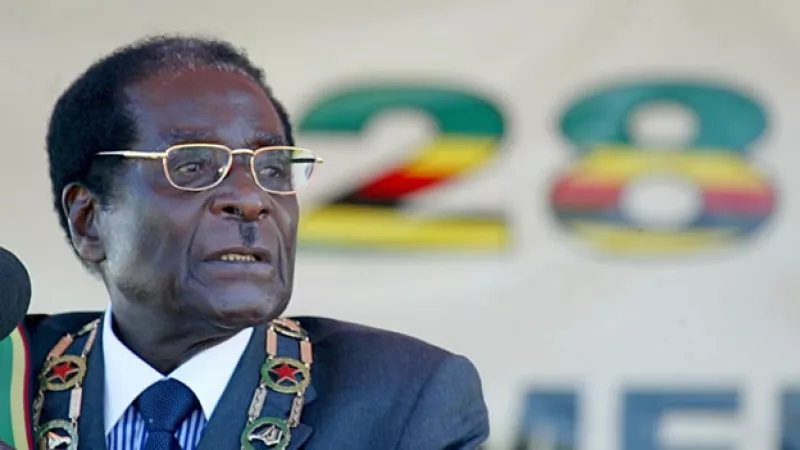 El presidente Robert Mugabe da conferencia
