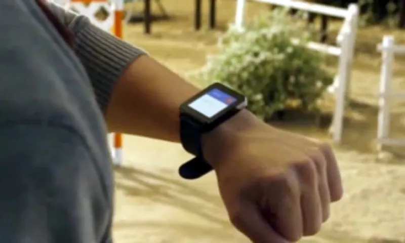 Uno de los inconvenientes de los ‘gadgets’ Gear Live y el G Watch es que necesitan cargarse cada noche. (Foto: Tomada de CNNMoney)