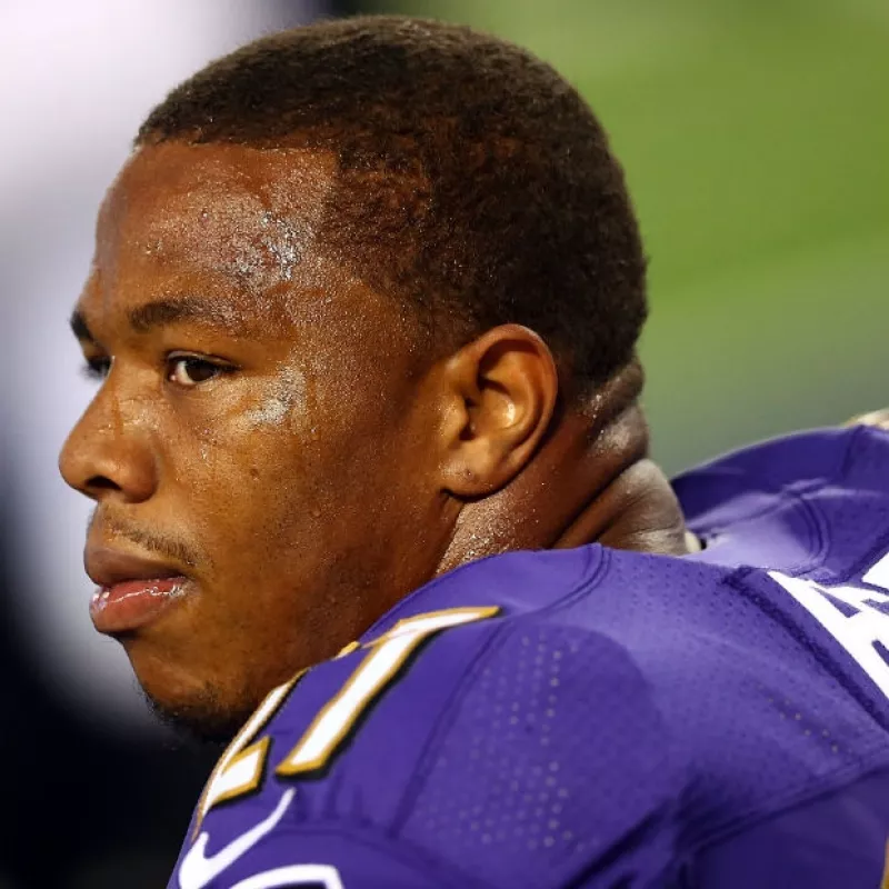 El jugador de la NFL fue expulsado de los Ravens de Baltimore tras hacerse público un video donde golpeó a su pareja; a pesar de eso, ella lo defiende.