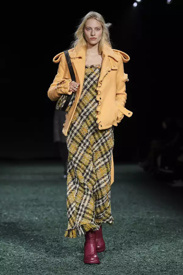 Burberry F24 034.jpg