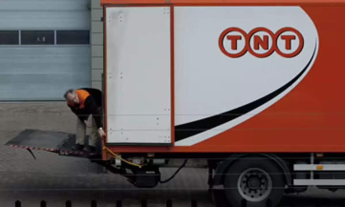 TNT dijo que sus ejecutivos y juntas de supervisión le dieron su apoyo unánime a la oferta de UPS, de 9.5 euros por acción. (Foto: AP)