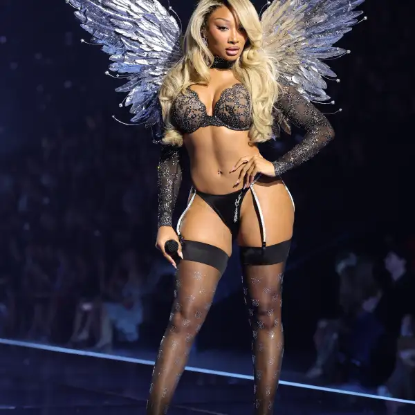 Victoria's Secret Fashion Show 2026 - Runway & Front Row