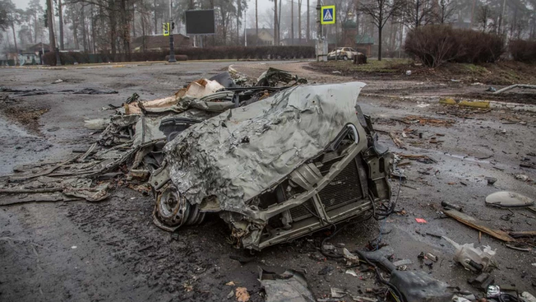 Autos aplastados en una calle vacía, mientras continúa el ataque de Rusia contra Ucrania, en la ciudad de Bucha.