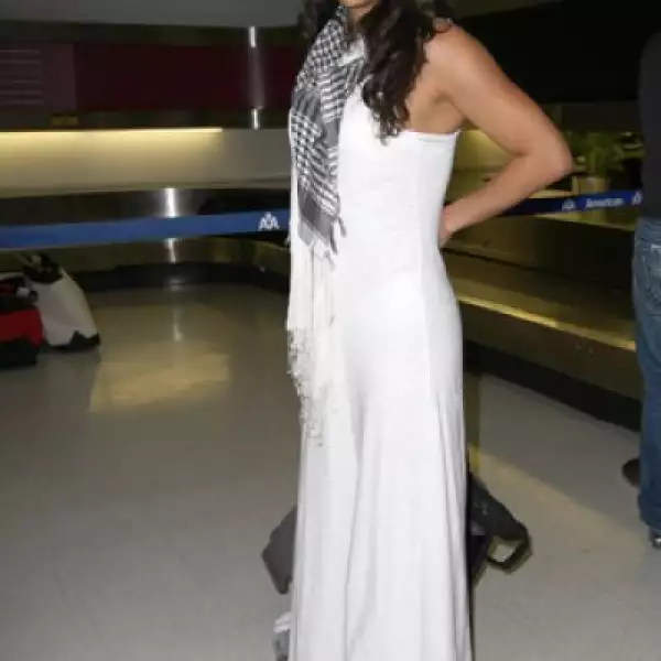 Michelle Rodríguez espera su equipaje en el Aeropuerto Internacional de Miami, en Florida.