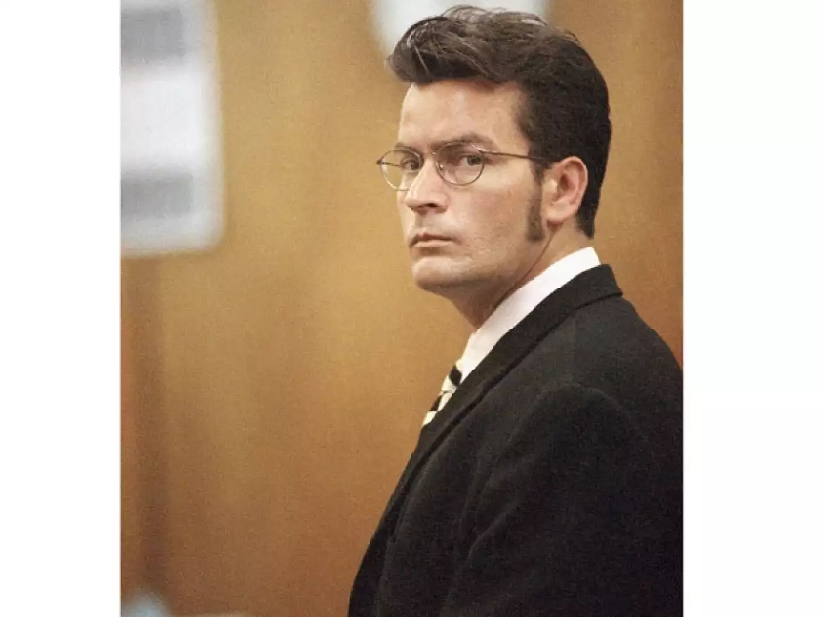 Por orden de un juez, Sheen fue dado de alta de una clínica de rehabilitación en 1998.