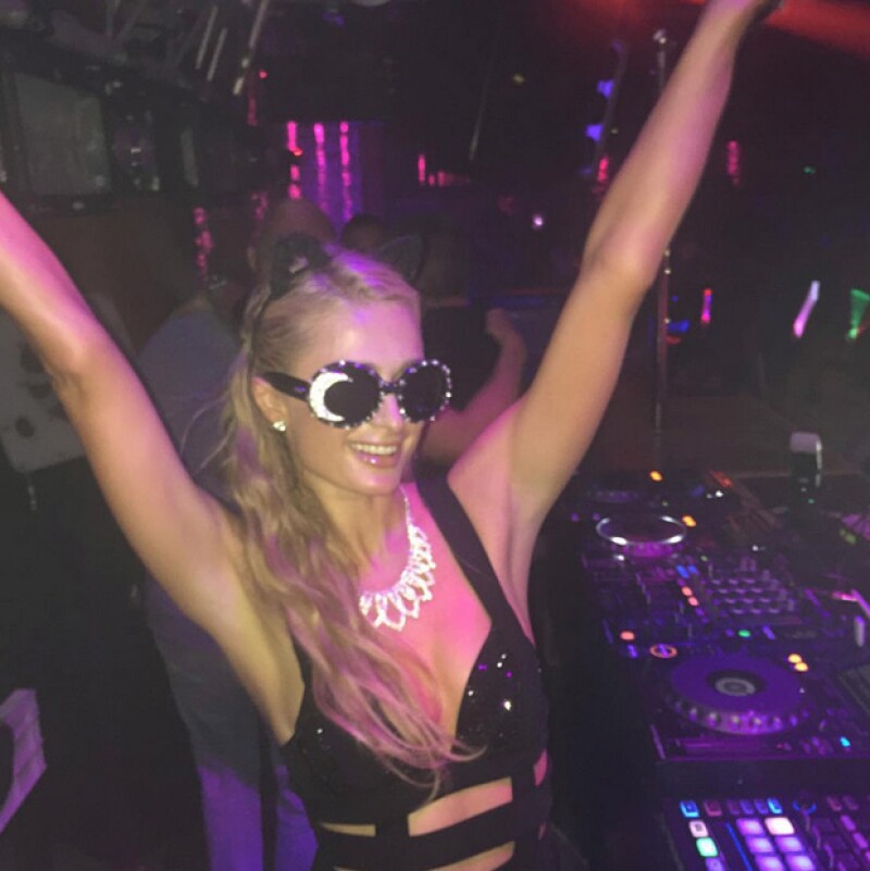 La guapa supermodelo mostró lo orgullosa que está de su amiga, quien ha sido todo un éxito como DJ en el nightclub, y además, es una de las principales atracciones para atraer a más famosos.