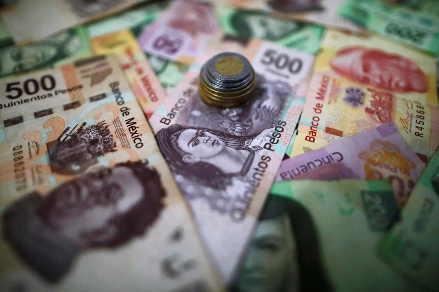 Pesos mexicanos-billetes-dinero-monedas-2022-01-19T204419Z_1502570244_RC2K2S9OTCDQ_RTRMADP_3_MEXICO-MARKETS-DEBT.jpeg