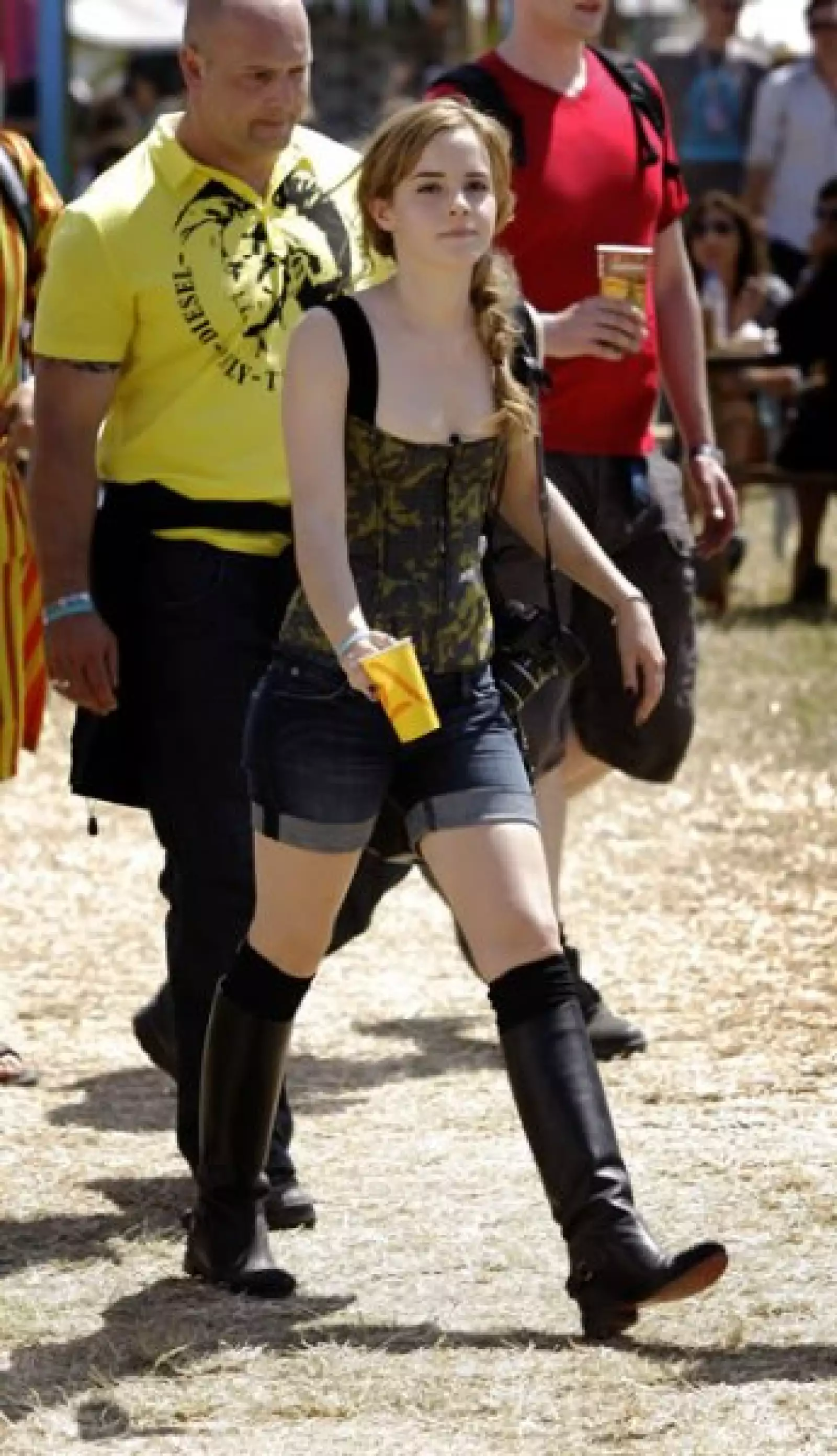 Al Festival de Música de Glastonbury llevó unos mini shorts y un top tipo corset, así como el pelo trenzado.