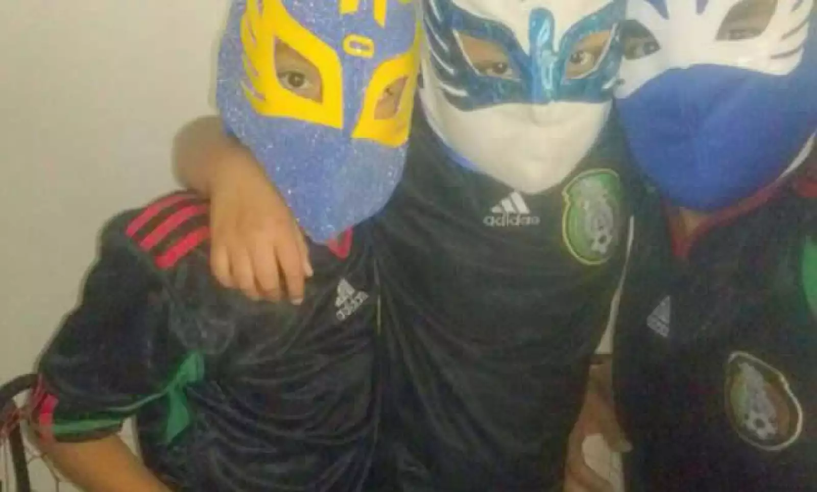 Con máscara, estos aficionados se pusieron la verde para ver el partido donde un disparo del mediocampista José Juan Vázquez estuvo cerca de darle la visctoria a México.