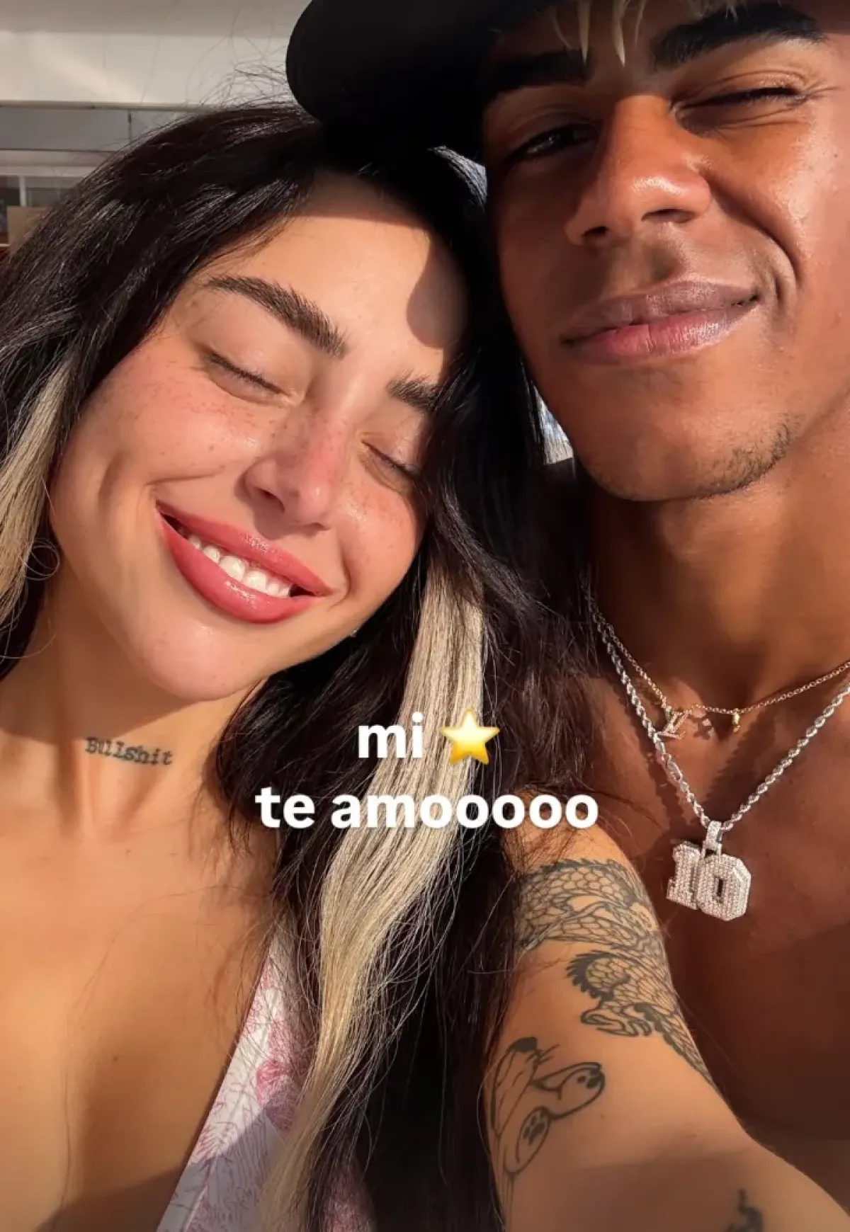 La pareja mantiene su relación muy pública en redes sociales. 