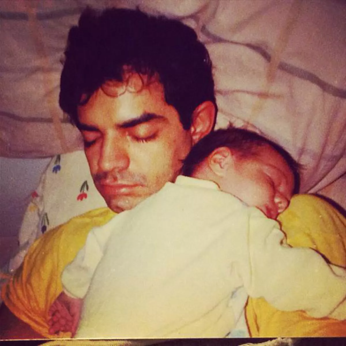 Vadhir publicó una foto añeja en la que aparece con su papá de bebé.