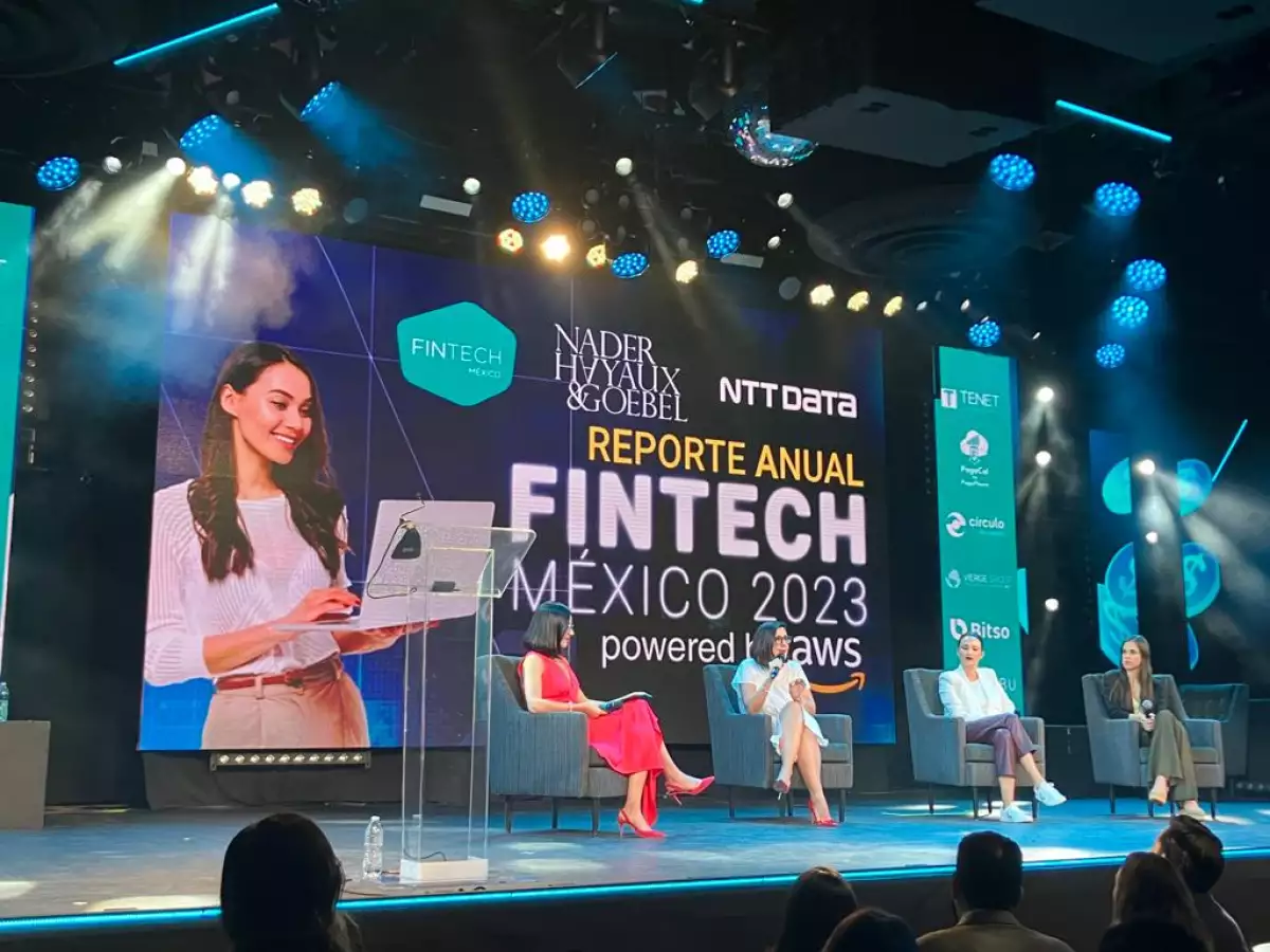 tres mujeres platicando en un panel durante la presentación del Reporte Anual Fintech México 2023