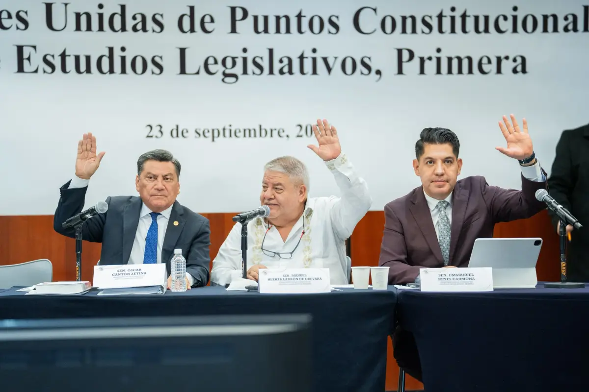 Legisladores levantan la mano mientras aprueban prohibir la doble nacionalidad.