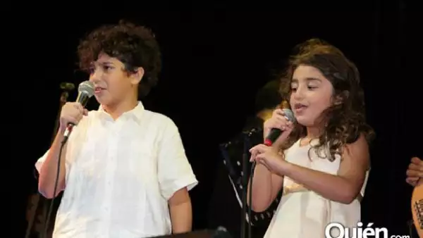 Emiliano, de ocho años, y Valentina, de seis, se subieron y a capela cantaron el éxito de su papá: Cuando estamos juntos.