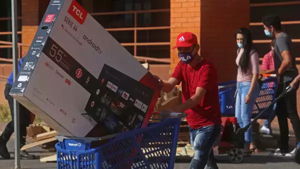 Las ofertas de verano, como Julio Regalado, darán un impulso a las ventas de los productos menos buscados por la pandemia. (Cuartoscuro)