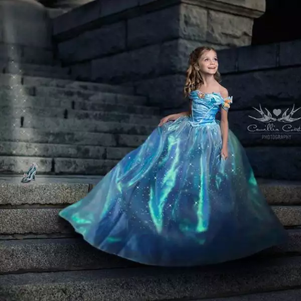 Cenicienta saliendo del castillo del príncipe.